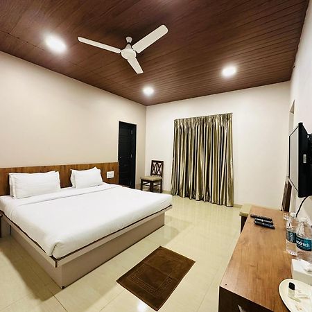 Hotel Grand Indu, 3 Star Kolhapur Eksteriør billede