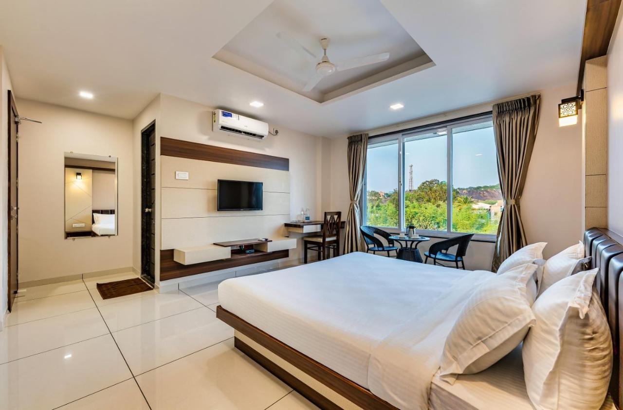 Hotel Grand Indu, 3 Star Kolhapur Eksteriør billede