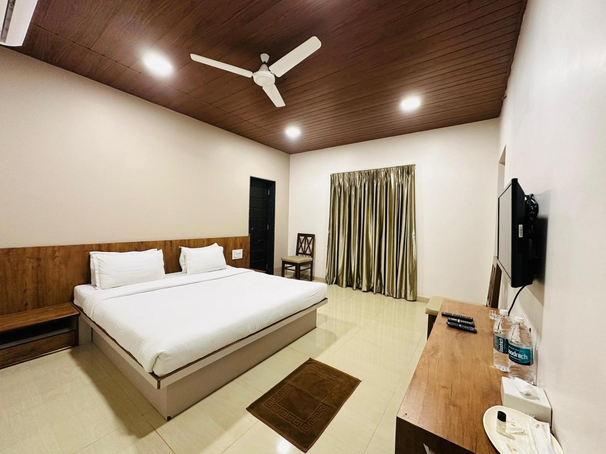 Hotel Grand Indu, 3 Star Kolhapur Eksteriør billede