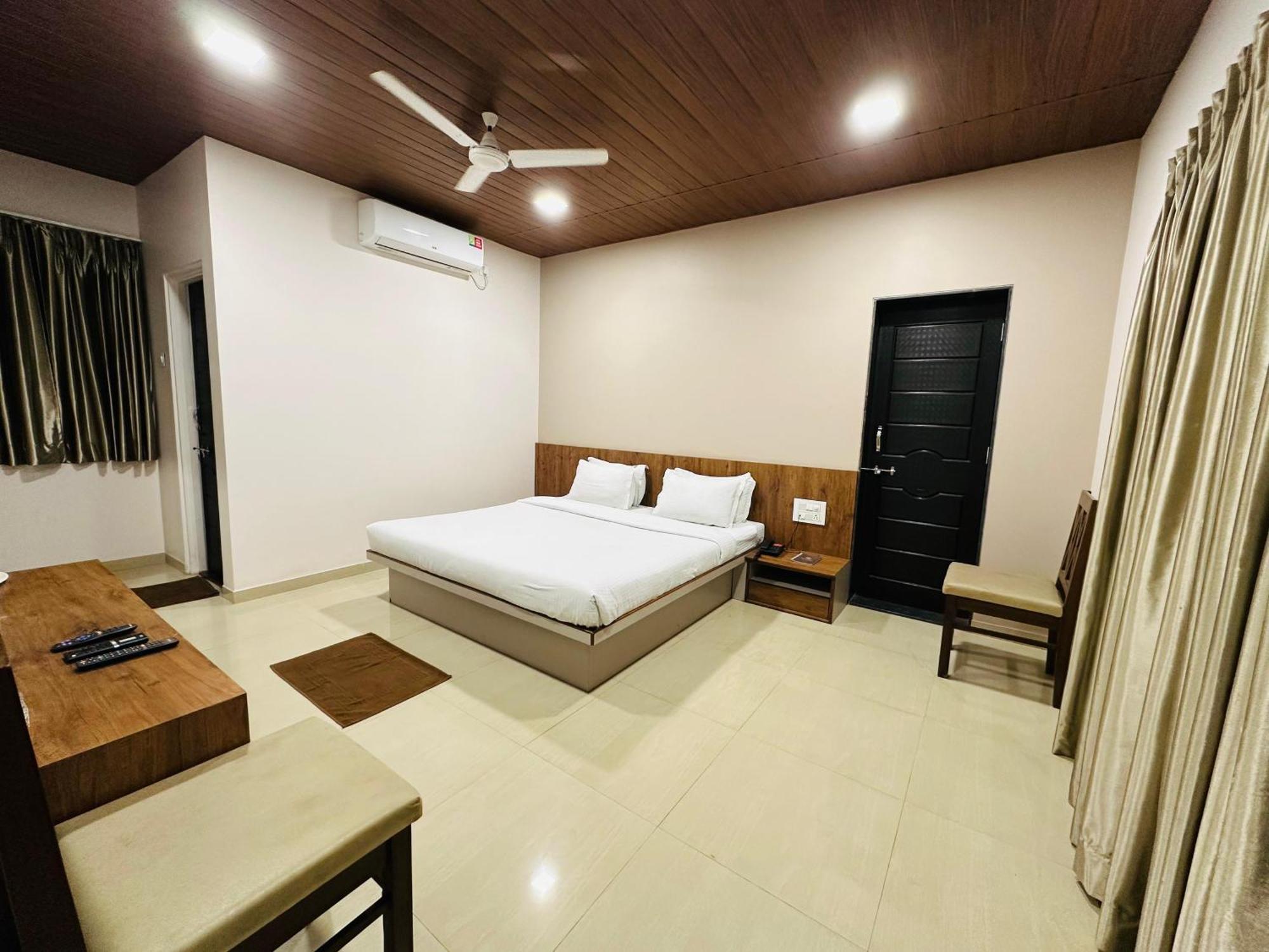 Hotel Grand Indu, 3 Star Kolhapur Eksteriør billede