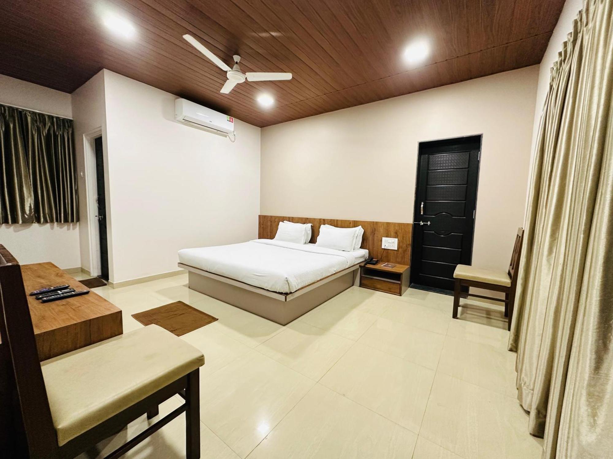 Hotel Grand Indu, 3 Star Kolhapur Eksteriør billede